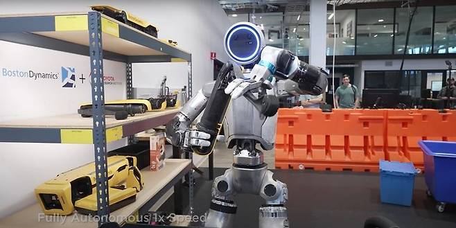 보스턴 다이내믹스가 공개한 영상에서 아틀라스가 스팟 다리 부품을 들어 접는 동작을 구현하는 모습 (사진=보스턴 다이내믹스 유튜브 채널) *재판매 및 DB 금지