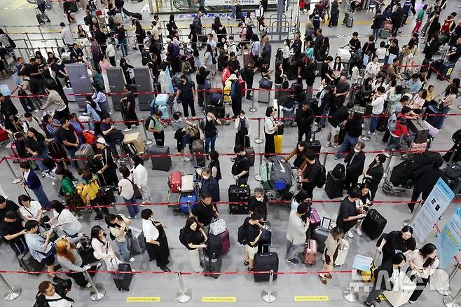 [부산=뉴시스] 하경민 기자 = 추석 연휴를 앞둔 2일 부산 강서구 김해국제공항 국제선 청사에서 해외여행을 떠나는 시민들이 출국 수속을 하고 있다.    이번 추석 연휴 기간(2~12일) 전국 15개 공항 이용객은 역대 명절 연휴 최대인 약 526만명에 달할 것으로 전망됐다. 인천공항이 245만명, 김포·김해·제주 등 14개 공항이 281만명(국내선 206만명, 국제선 75만명)으로 예상됐다. 한국공항공사는 국제선 출발 2시간 전까지 공항 도착을 권고했다. 2025.10.02. yulnetphoto@newsis.com