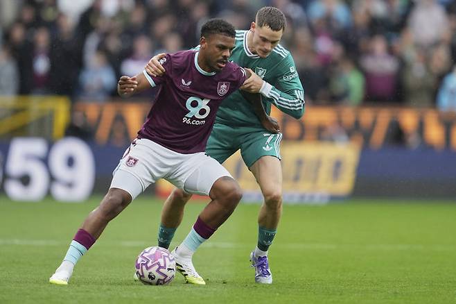 [번리=AP/뉴시스] 잉글랜드 프로축구 프리미어리그(EPL) 번리에서 활약 중인 남아프리카공화국 공격수 라일 포스터. 2025.09.14.