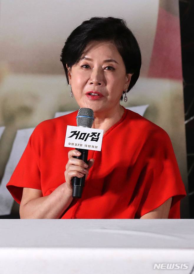 [서울=뉴시스] 김선웅 기자 = 배우 박정수가 14일 서울 강남구 메가박스 코엑스에서 열린 영화 거미집 언론배급시사회·간담회에 참석해 질문에 답변하고 있다. 2023.09.14. mangusta@newsis.com