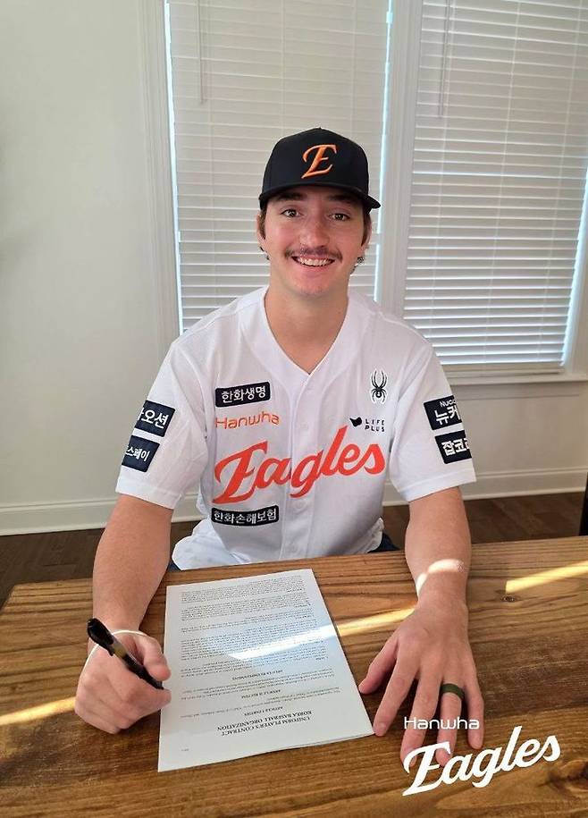 [서울=뉴시스] 프로야구 한화 이글스가 24일 2026시즌 새 외국인 투수 오웬 화이트의 영입을 발표했다. (사진=한화 이글스 제공) 2025.12.24. *재판매 및 DB 금지
