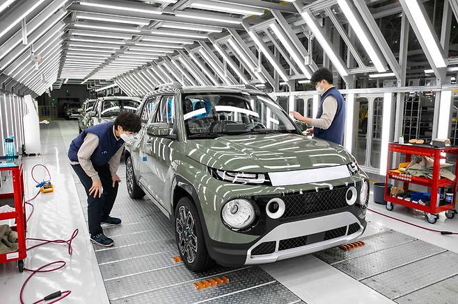 [광주=뉴시스] 이창우 기자= 현대자동차를 위탁 생산하는 광주글로벌모터스(GGM) 생산라인에서 캐스퍼 출고를 위한 최종 점검이 이뤄지고 있다. (사진=GGM 제공) 2022.03.14 photo@newsis.com *재판매 및 DB 금지