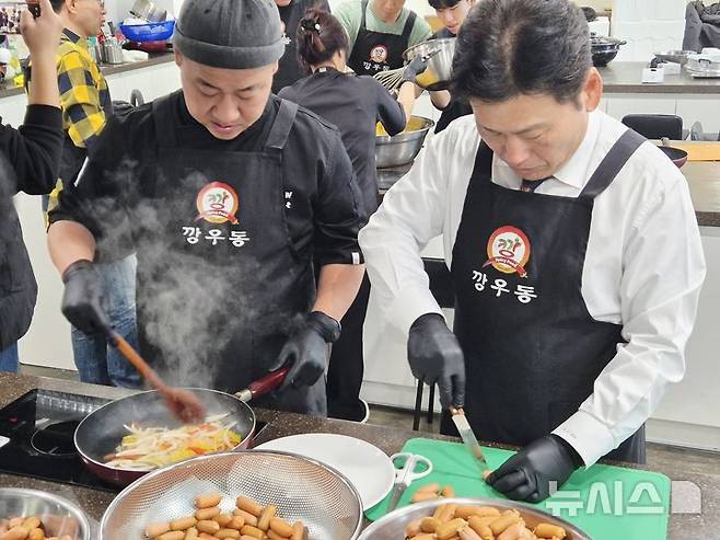 [수원=뉴시스] 이강운 ㈜깡에프앤비 대표(사진 왼쪽)와 수원도시재단 이졍진 이사장(사진=㈜깡에프앤비 제공) 2025.12.24.photo@newsis.com