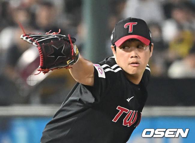 [OSEN=부산, 이석우 기자] 2일 부산 사직야구장에서 2025 신한 SOL 뱅크 KBO 리그 롯데 자이언츠와 LG 트윈스의 경기가 열렸다. 홈팀 롯데는 감보아가, 방문팀 LG는 임찬규가 선발 출전했다.LG 트윈스 함덕주가 역투하고 있다. 2025.07.02 / foto0307@osen.co.kr