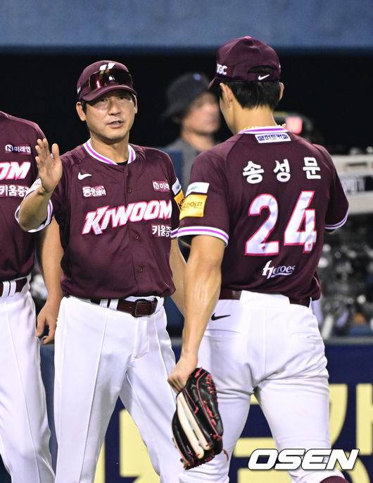 [OSEN=잠실, 조은정 기자]프로야구 키움 히어로즈가 LG 트윈스를 꺾고 위닝시리즈에 성공했다.  키움은 31일 서울 잠실구장에서 열린 2025 KBO리그 LG와 시즌 15차전 맞대결에서 6-5로 승리했다. 키움은 5-5 동점인 9회 1사 1,2루에서 대타 김태진의 땅볼 타구 때 유격수 포구 실책으로 결승점을 얻었다. 키움 설종진 감독대행이 송성문과 승리를 기뻐하고 있다. 2025.08.31 /cej@osen.co.kr