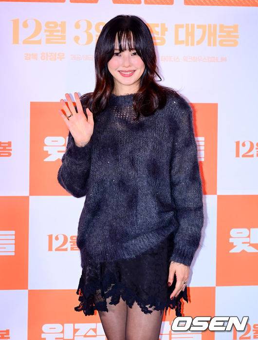 [OSEN=지형준 기자] 25일 오후 서울 강남구 삼성동 메가박스 코엑스에서 영화 ‘윗집 사람들’ 언론시사회 및 기자간담회가 열렸다.'윗집 사람들'은 매일 밤 섹다른 층간소음으로 인해 윗집 부부 하정우, 이하늬와 아랫집 부부 공효진, 김동욱이&nbsp;함께 하룻밤 식사를 하게 되면서 벌어지는 예측불허 이야기를 그린 영화다. 특히 하정우가 '롤러코스터', '허삼관', '로비'에 이어 네 번째로 선보이는 연출 작품으로도 기대를 모으고 있다.배우 이하늬가 포토타임을 하고 있다. 2025.11.25 /jpnews@osen.co.kr