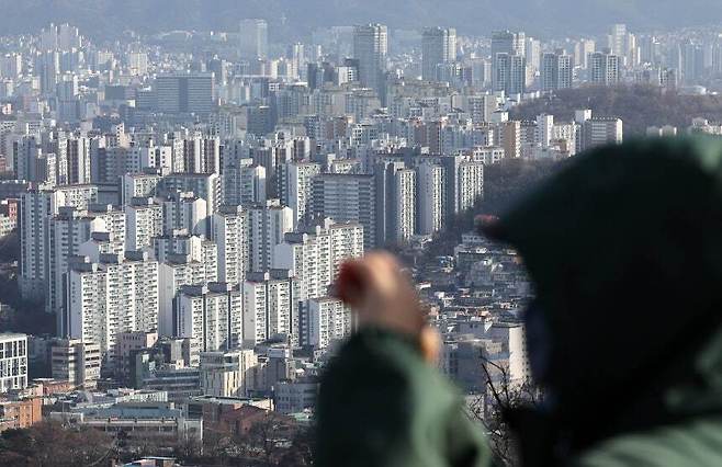 23일 서울 중구 남산에서 바라본 서울 도심 아파트 단지 모습. 뉴스1