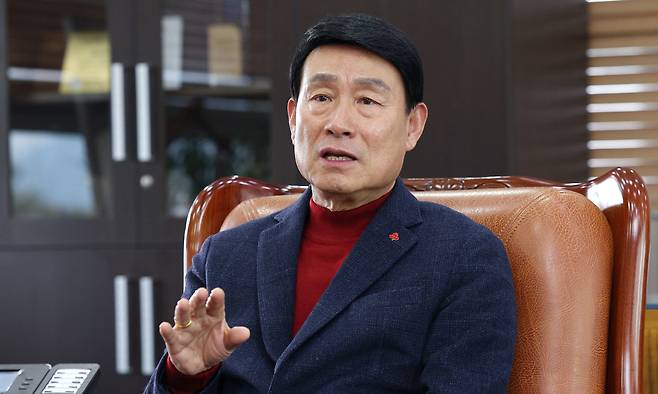 송병억 수도권매립지관리공사 사장이 19일 인천 서구 수도권매립지관리공사 사장실에서 내년 1월 시행을 앞둔 수도권 생활폐기물 직매립금지 등에 대한 생각을 밝히고 있다. 남정탁 기자