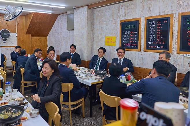 이재명 대통령이 23일 부산진구 부전시장 내 한 횟집을 찾아 국무위원, 대통령실 직원들과 함께 오찬을 하고 있다. 대통령실 제공