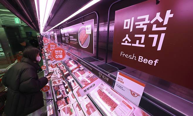 서울 시내의 한 대형마트에서 소비자들이 수입산 육우를 구매하고 있다. 뉴시스