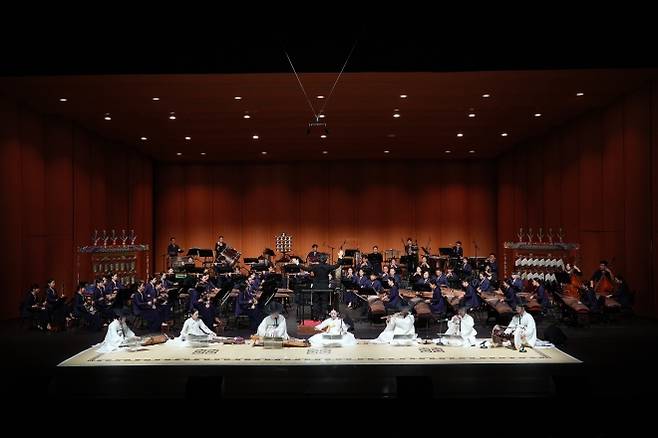 국악을 기반으로 한 국립 단체가 만드는 신년음악회가 다양한 프로그램으로 관객을 만날 채비를 끝냈다. 국립극장 전속단체 국립국악관현악단은 신작을 선보이고, 국립국악원(사진)은 소속 단체가 모두 참여하는 협업 무대를 꾸민다.  국립국악원 제공