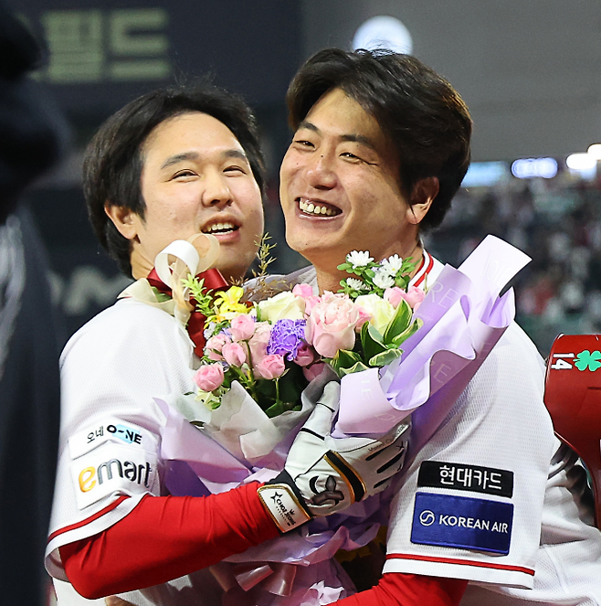 김광현과 포옹하는 ‘500홈런’ 최정 - SSG 랜더스 김광현이 13일 인천 SSG랜더스필드에서 열린 2025 KBO리그 정규시즌 NC 다이노스와의 홈 경기에서 역대 최초로 통산 500홈런을 달성한 최정을 축하하고 있다. 연합뉴스