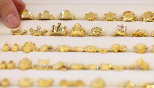 서울 종로구 한국금거래소에서 관계자가 돌반지를 진열하고 있다. 뉴스1