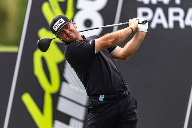 미토 페레이라가 지난 4월 열린 LIV 골프 마이애미 대회 도중 드라이버샷을 하고 있다. 게티이미지코리아