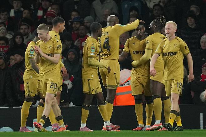 크리스털 팰리스 선수들이 24일 영국 런던의 에미레이츠 스타디움에서 열린 크리스털 팰리스와 2025~2026 카라바오컵 8강에서 후반 추가시간 동점골을 넣은 뒤 기뻐하고 있다.  런던 | AP연합뉴스