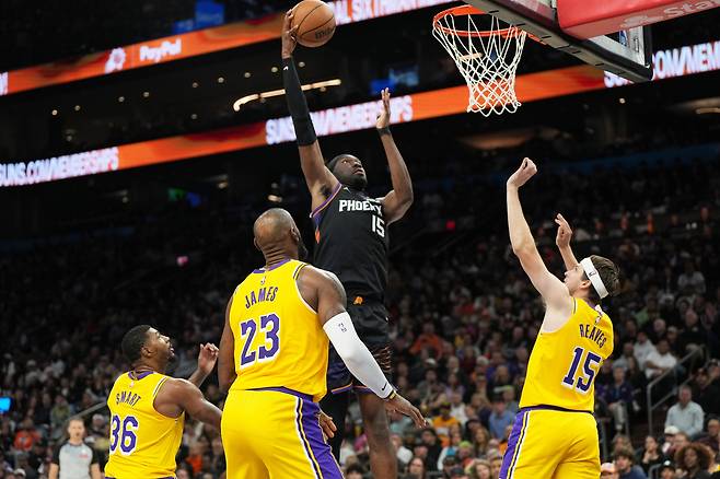 피닉스 마크 윌리엄스가 24일 LA레이커스전에서 골밑 슛을 하고 있다. AP연합뉴스