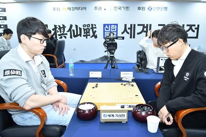 이야마 유타 9단(오른쪽)과 대국하는 박진솔 9단.  한국기원 제공