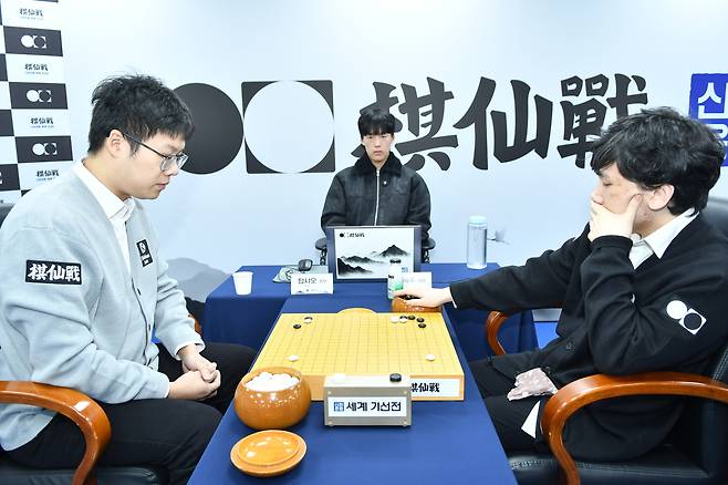 탄샤오 9단과 대국하는 한승주 9단(오른쪽).  한국기원 제공