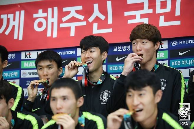 지난 2018 자카르타·팔렘방 아시안게임 금메달을 통해 병역특례를 받은 황인범(왼쪽부터)과 손흥민, 황의조. /사진=대한축구협회 제공.