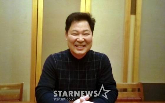 염색 안 한 검은 머리가 눈길을 끄는 환갑 나이 당시 이만수 감독. /사진=스타뉴스