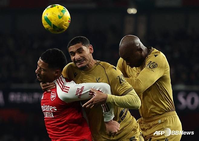 막상스 라크루아(가운데)가 공중볼 경합을 펼치고 있다. /AFPBBNews=뉴스1