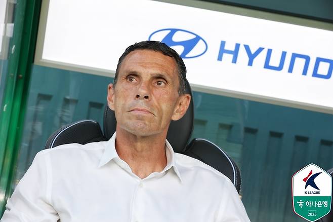 K리그1 전북현대는 24일 구단 공식 홈페이지를 통해 정정용 전 김천상무 감독을 제10대 사령탑으로 선임했다고 발표했다. 정 감독은 지난 6일 전북 지휘봉을 내려놓은 거스 포옛 감독의 후임으로 임명됐다. 지도자 데뷔 후 처음으로 K리그1 빅클럽 지휘봉을 잡은 정 감독은 무거운 책임감을 느낀다고 고백하면서 팬들이 자부심을 느낄 수 있는 축구를 선보이겠다며 각오를 드러냈다. 한국프로축구연맹 제공