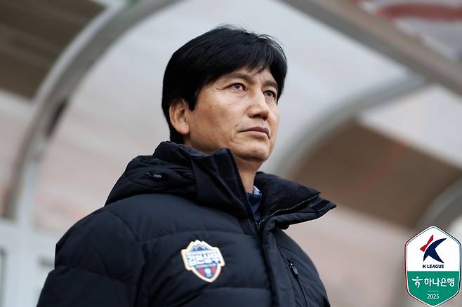 K리그1 전북현대는 24일 구단 공식 홈페이지를 통해 정정용 전 김천상무 감독을 제10대 사령탑으로 선임했다고 발표했다. 정 감독은 지난 6일 전북 지휘봉을 내려놓은 거스 포옛 감독의 후임으로 임명됐다. 지도자 데뷔 후 처음으로 K리그1 빅클럽 지휘봉을 잡은 정 감독은 무거운 책임감을 느낀다고 고백하면서 팬들이 자부심을 느낄 수 있는 축구를 선보이겠다며 각오를 드러냈다. 한국프로축구연맹 제공