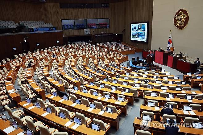 필리버스터 이어가는 민주당 노종면 의원 (서울=연합뉴스) 신현우 기자 = 더불어민주당 노종면 의원이 24일 국회에서 열린 12월 임시국회 본회의에서 정보통신망 이용촉진 및 정보보호 등에 관한 법률 일부개정법률안에 대해 무제한 토론을 하고 있다. 2025.12.24 nowwego@yna.co.kr