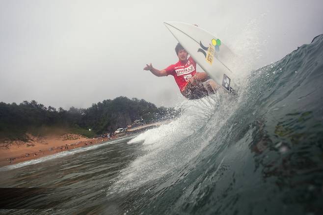 제주 중문 해수욕장의 서퍼 [김울프 작가 제공]