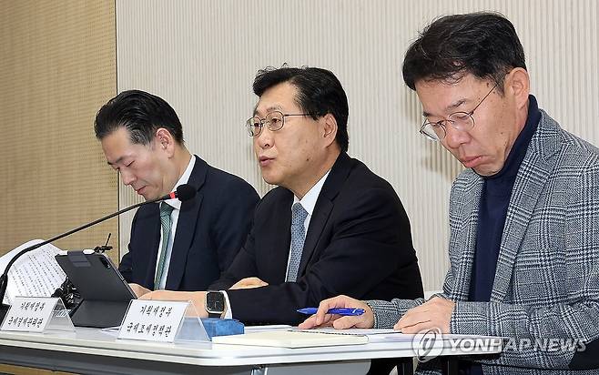 국내 투자 및 외환 안정 세제지원 방안 브리핑 (세종=연합뉴스) 배재만 기자 = 최지영 기획재정부 국제경제관리관(가운데)이 24일 정부세종청사 기재부 기자실에서 국내 투자 및 외환 안정 세제지원 방안에 관해 설명하고 있다. 왼쪽은 박홍기 소득법인세정책관, 오른쪽은 변광욱 국제조세정책관, 2025.12.24 scoop@yna.co.kr