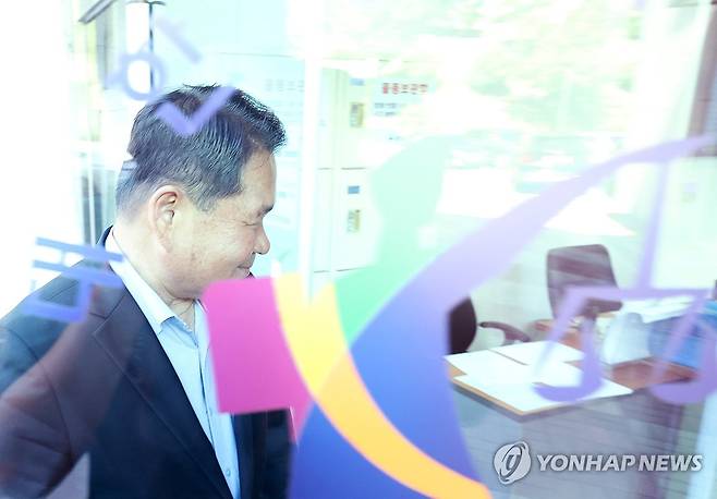 법원에 출석하는 신경호 강원교육감 [연합뉴스 자료사진]