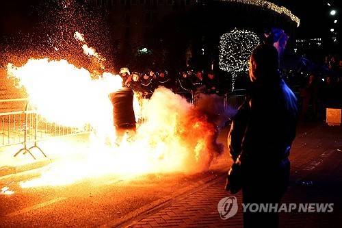 알바니아 총리실 앞 투척된 화염병으로 생긴 불길 [로이터=연합뉴스]