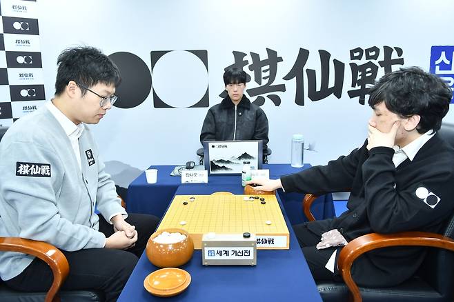 한승주(오른쪽) 9단이 탄샤오 9단에게 승리했다. [한국기원 제공. 재판매 및 DB 금지]