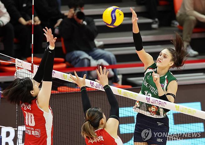 스파이크하는 빅토리아 (광주=연합뉴스) 조남수 기자 = 17일 광주 서구 페퍼스타디움에서 열린 프로배구 V리그 여자부 페퍼저축은행과 IBK기업은행의 경기. IBK기업은행 빅토리아가 공격하고 있다. 2025.12.17 iso64@yna.co.kr