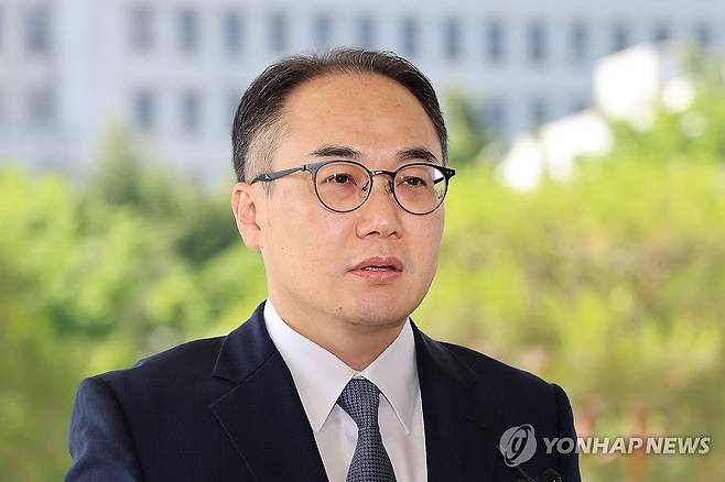 질문에 답하는 이원석 검찰총장 (서울=연합뉴스) 신현우 기자 = 이원석 검찰총장이 14일 오전 서울 서초구 대검찰청으로 출근하며 취재진 질문에 답하고 있다.
    전날 법무부는 윤석열 대통령 부인 김건희 여사의 명품가방 수수 의혹과 도이치모터스 주가조작 의혹 수사를 지휘하는 서울중앙지검장을 전격 교체했다. 서울중앙지검 수사 실무를 지휘하는 1∼4차장검사를 전원 물갈이했고, 이원석 검찰총장의 대검찰청 참모진도 대거 교체했다. 2024.5.14 nowwego@yna.co.kr