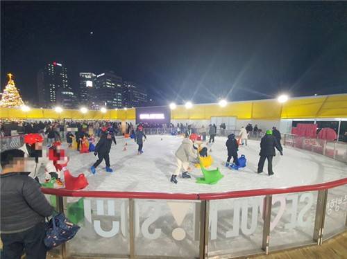 서울광장 스케이트장의 아이용 스케이트장 크리스마스이브인 24일 오후 6시21분께 서울 중구 서울광장 스케이트장 한편에 마련된 아이용 스케이트장에서 시민들이 스케이트를 타는 모습. [촬영 김성훈 수습기자]