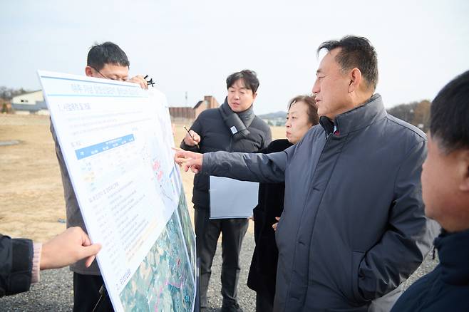 ▲ 지난 2일 이충우 여주시장이 가남산단을 방문해 관계자들과 대화하는 모습.&nbsp;/사진제공=여주시