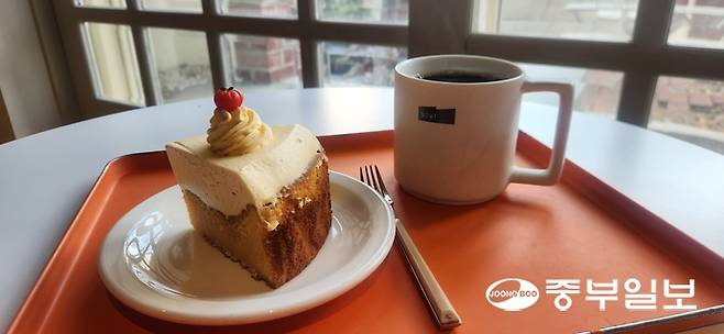 카페 노스모크위드아웃파이어의 시그니처 디저트인 단호박갸또와 오늘의 스페셜티 한 잔. 신연경기자