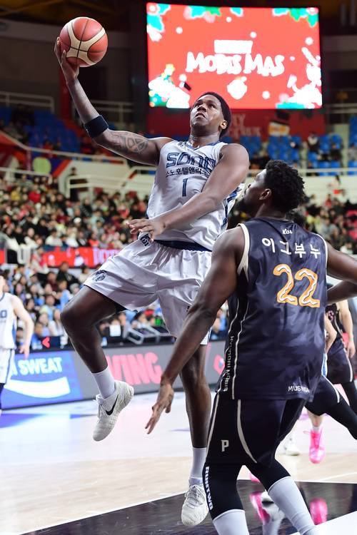 25일 울산동천체육관에서 열린 2025~2026 LG전자 프로농구 정규리그 현대모비스와의 원정 경기서 소노 네이던 나이트가 슛을 시도하고 있다. 사진=KBL