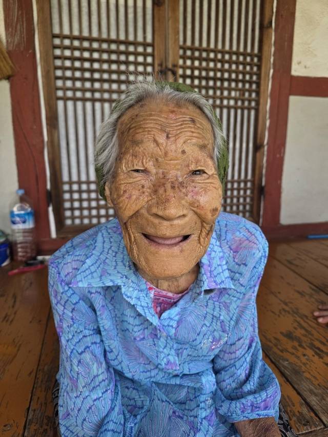 “동냥질을 해서라도 자식은 가르쳐야 한다”는 103세 박화순 어르신. /사진작가 박유자 제공
