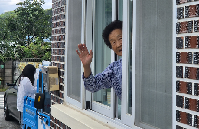 신두리(84)할머니가 마지막까지 인사를 하고 있다.