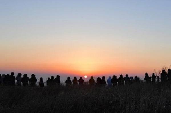 '붉은 말의 해' 2026년 병오년 새해를 앞두고 경남 곳곳에서 해넘이·해맞이 행사가 열린다. 사진은 양산시 천성산 일출 모습. / 양산시