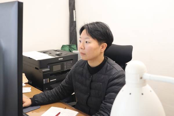 문주원 산토건축 대표가 업무를 보고 있다. /주성희 기자