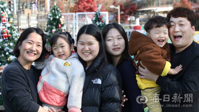 크리스마스를 앞두고 배동훈·박지예 부부는 네 자녀와 함께 가족 나들이를 했다. 정운철 기자 woon@imaeil.com