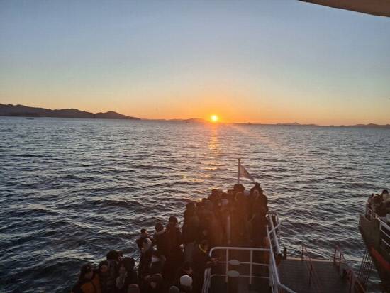 수평선 너머에서 피어오르는 일출