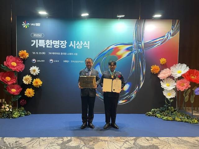 기특한 명장 학생회원으로 선정된 경북항공고 이신학생이 수상후 기념촬영을 하고 있다.경북항공고제공