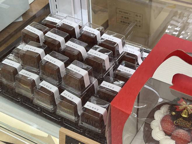 서울 영등포구에 있는 ‘미도제과점’에 두바이 쫀득쿠키 및 크리스마스 케이크가 진열돼 있다.(사진=독자 제공)