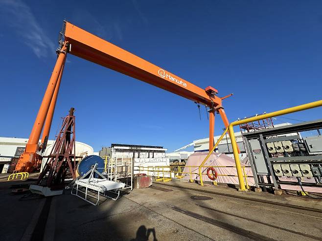 한화필리십야드 4번 독에서 한화의 상징인 오렌지색 크레인이 컨테이너선을 건조하고 있다. (사진=한화오션)