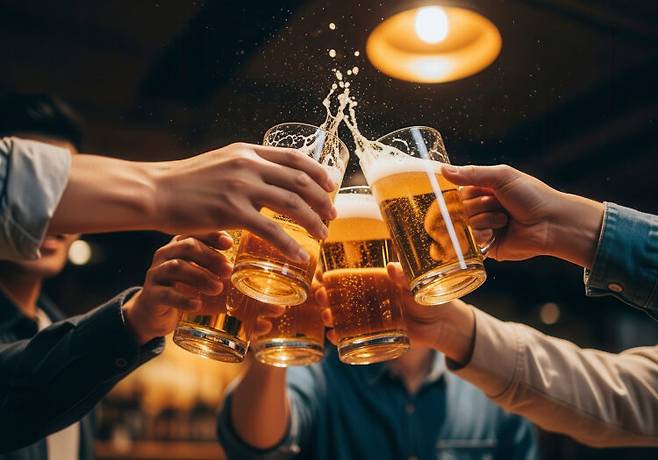 술을 조금만 마셔도 구강암 위험이 증가하는 것으로 나타났다. 술은 간암, 식도암, 대장암, 유방암 등의 위험도 높인다. 사진=클립아트코리아
