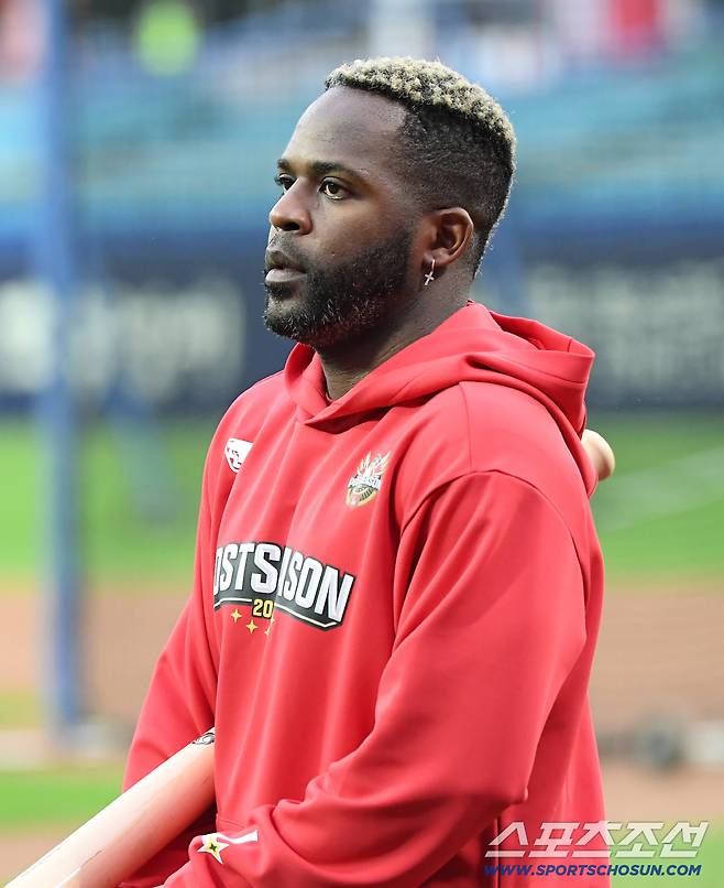 13일 대구 라이온즈파크에서 열린 SSG와 삼성의 준PO 3차전. SSG 에레디아가 타격훈련을 시작하고 있다. 대구=정재근 기자 cjg@sportschosun.com/2025.10.13/